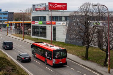 BRATISLAVA, SLOVAKIA 16 Mart 2022. Elektrik otobüsü SOR NS 12 Elektrik # 3011 Bratislava sokaklarında yolcularla birlikte.