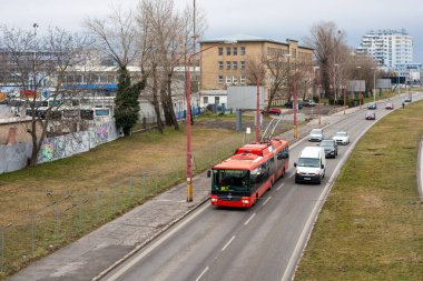 BRATISLAVA, SLOVAKIA 16 Mart 2022. Trolleybus Skoda 31TR SOR # 6846 Bratislava sokaklarında yolcularla birlikte.