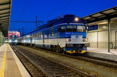 BRNO, ÇEK CUMHURİYETİ - 25 Şubat 2022. Vagonka Studenka EMV 25 # 560 021-8 ve Vagonka Studenka M296.1 # 854 025-1 numaralı trenler Brno caddelerinde yolcularla yolculuk ediyor..