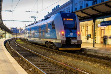 BRNO, ÇEK CUMHURİYETİ - 25 Şubat 2022. Skoda Vagonka 7ev treni # 640 005-5 Brno sokaklarında yolcularla birlikte.