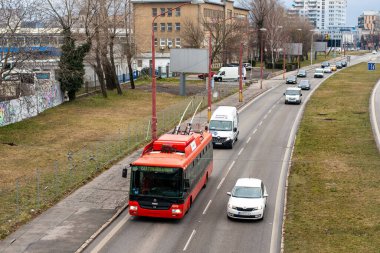 BRATISLAVA, SLOVAKIA 16 Mart 2022. Trolleybus Skoda 30TR SOR # 6016 Bratislava sokaklarında yolcularla birlikte.