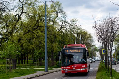 BUDAPEST, AÇIK - 26 Nisan 2022. Trolleybus Solaris Trollino 12 Skoda # 8006 Budapeşte sokaklarında yolcularla birlikte.