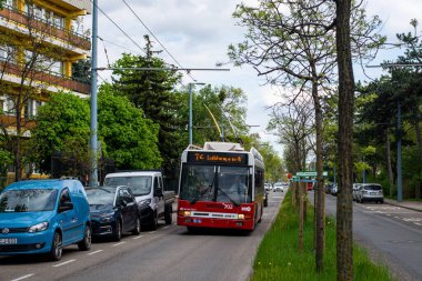 BUDAPEST, AÇIK - 26 Nisan 2022. Trolleybus Ikarus 412T # 702 Budapeşte sokaklarında yolcularla birlikte..