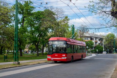 BUDAPEST, AÇIK - 26 Nisan 2022. Trolleybus Solaris Trollino 12 Ganz-Skoda # 612 Budapeşte sokaklarında yolcularla birlikte.