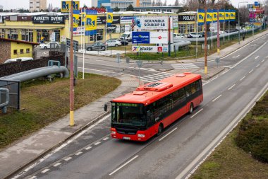 BRATISLAVA, SLOVAKIA 16 Mart 2022. Otobüs SOR NB 12 Şehir # 10224 Bratislava sokaklarında yolcularla birlikte.