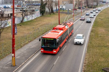 BRATISLAVA, SLOVAKIA 16 Mart 2022. Trolleybus Skoda 31TR SOR # 6834 Bratislava sokaklarında yolcularla birlikte.