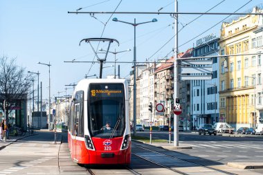 Vienna, AUSTRIA - 26 Mart 2022. Tramvay Bombacısı Flexity Wien # 320 Viyana sokaklarında.