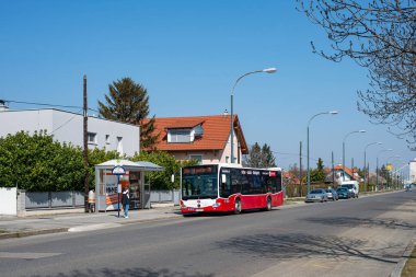 Vienna, AUSTRIA - 26 Mart 2022. Mercedes-Benz O530 # 8223 numaralı otobüs Viyana sokaklarında ilerliyor..