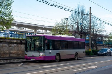 CLUJ-NAPOKA, ROMANIA - 27 Nisan 2022. Otobüs Hess CO-BOLT 2 (İskandinav) # 568 Cluj-Napoka sokaklarında yolcularla birlikte.