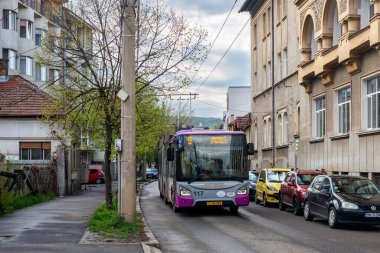 CLUJ-NAPOKA, ROMANIA - 27 Nisan 2022. Trolleybus Astra Kasabası 118 numara 117 Cluj-Napoka sokaklarında yolcularla birlikte.