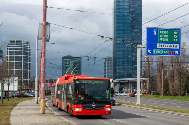 BRATISLAVA, SLOVAKIA 16 Mart 2022. Trolleybus Skoda 31TR SOR # 6848 Bratislava sokaklarında yolcularla birlikte.