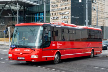 BRATISLAVA, SLOVAKIA - 16 Mart 2022. SOR 12.3 # 8581 numaralı otobüs Bratislava sokaklarında ilerliyor.
