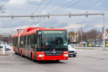 BRATISLAVA, SLOVAKIA 16 Mart 2022. Trolleybus Skoda 31TR SOR # 6865 Bratislava sokaklarında yolcularla birlikte.