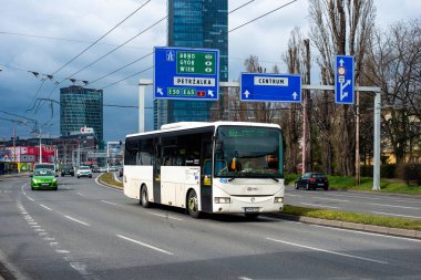 BRATISLAVA, SLOVAKIA - 16 Mart 2022. Irisbus Yolu 10.6M # 8957 numaralı otobüs Bratislava sokaklarında ilerliyor..