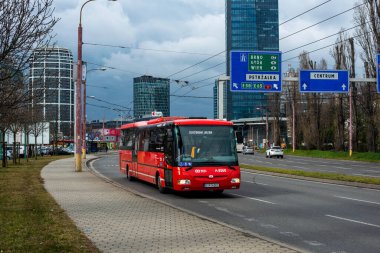 BRATISLAVA, SLOVAKIA - 16 Mart 2022. SOR 12.3 # 8560 numaralı otobüs Bratislava sokaklarında ilerliyor.