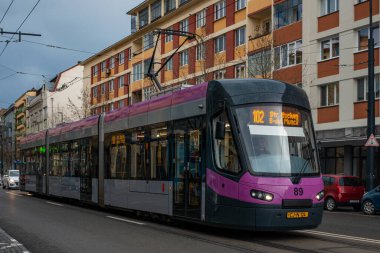 CLUJ-NAPOKA, ROMANIA - 27 Nisan 2022. 89 numaralı Tram Astra Imperio Cluj-Napoka sokaklarında yolcularla birlikte..