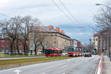 BRATISLAVA, SLOVAKIA 16 Mart 2022. Trolleybus Skoda 31TR SOR # 6830 ve Tatra T6A5 # 7947 ve 7948 numaralı tramvaylar Bratislava sokaklarında yolcularla birlikte seyahat ediyor..