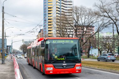 BRATISLAVA, SLOVAKIA 16 Mart 2022. Trolleybus Skoda 31TR SOR # 6867 Bratislava sokaklarında yolcularla birlikte.