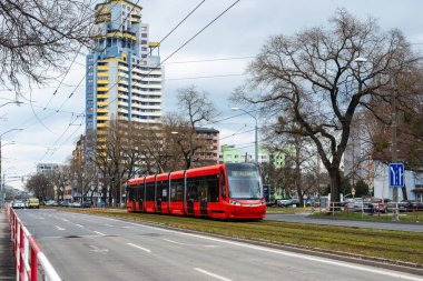 BRATISLAVA, SLOVAKIA 16 Mart 2022. Tramvay Skoda 30T2 # 7521 Bratislava sokaklarında yolcularla birlikte.