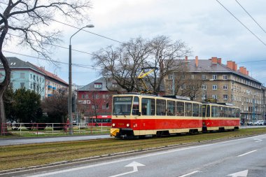 BRATISLAVA, SLOVAKIA 16 Mart 2022. Tramvay Tatra T6A5 # 7929 ve 7930 Bratislava sokaklarında yolcularla birlikte.
