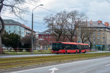 BRATISLAVA, SLOVAKIA 16 Mart 2022. Otobüs SOR NB 18 şehir # 2841 Bratislava sokaklarında yolcularla birlikte.