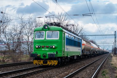 BRATISLAVA, SLOVAKIA 16 Mart 2022. Lokomotif Skoda 73E # 044-118-5 Bratislava sokaklarında ilerliyor.