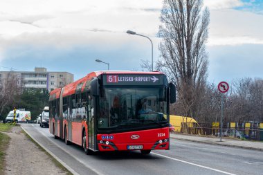 BRATISLAVA, SLOVAKIA - 16 Mart 2022. Solaris Yeni Urbino otobüsü. 18 # 3224 Bratislava sokaklarında ilerliyor..