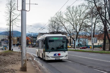 BANSKA BYSTRICA, SLOVAKIA - Nisan 09, 2022. Iveco kavşağı 12M otobüsü Banska Bystrica sokaklarında yolcularla birlikte ilerliyor..