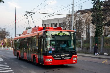 BRATISLAVA, SLOVAKIA 17 Mart 2022. Trolleybus Skoda 30TR SOR # 6004 Bratislava sokaklarında yolcularla birlikte.