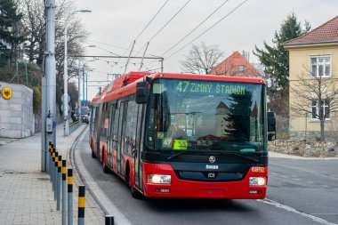 BRATISLAVA, SLOVAKIA 17 Mart 2022. Trolleybus Skoda 31TR SOR # 6852 Bratislava sokaklarında yolcularla birlikte.