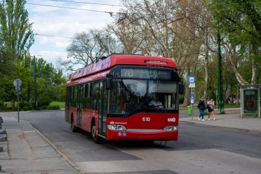 BUDAPEST, AÇIK - 26 Nisan 2022. Trolleybus Solaris Trollino 12 Ganz-Skoda # 610 Budapeşte sokaklarında yolcularla birlikte.