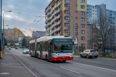 BRATISLAVA, SLOVAKIA 17 Mart 2022. Trolleybus Skoda 25Tr Irisbus # 6706 Bratislava sokaklarında yolcularla birlikte.
