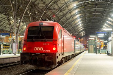 PRAG, ÇEK CUMHURİYETİ - 23 Şubat 2022. Lokomotif Siemens ES 64 # 1216 210 (Avusturya) Prag sokaklarında ilerliyor.