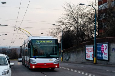 BRATISLAVA, SLOVAKIA 17 Mart 2022. Trolleybus Skoda 25Tr Irisbus # 6702 Bratislava sokaklarında yolcularla birlikte.