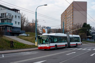 BRATISLAVA, SLOVAKIA 17 Mart 2022. Trolleybus Skoda 25Tr Irisbus # 6706 Bratislava sokaklarında yolcularla birlikte.