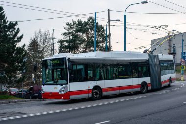 BRATISLAVA, SLOVAKIA 17 Mart 2022. Trolleybus Skoda 25Tr Irisbus # 6702 Bratislava sokaklarında yolcularla birlikte.