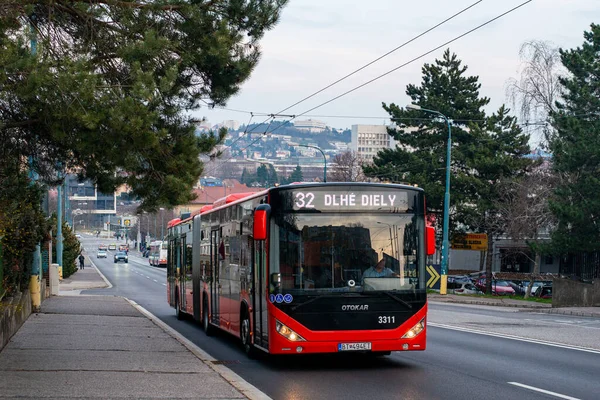 BRATISLAVA, SLOVAKIA 17 Mart 2022. Otokar Kent C 18,75 # 3311 numaralı otobüs Bratislava sokaklarında yolcularla yolculuk ediyor..