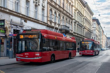 BUDAPEST, AÇIK - 26 Nisan 2022. Trolleybus Solaris Trollino 12 Skoda # 8015 ve 8018 Budapeşte sokaklarında yolcularla birlikte.