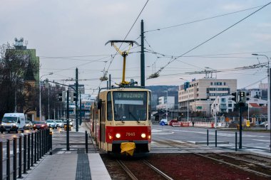 BRATISLAVA, SLOVAKIA 17 Mart 2022. Tramvay Tatra T6A5 # 7943 Bratislava sokaklarında yolcularla birlikte.