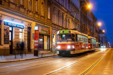 PRAG, ÇEK CUMHURİYETİ - 24 Şubat 2022. Tramvay Tatra T3R.P # 8326 Prag sokaklarında yolcularla birlikte..