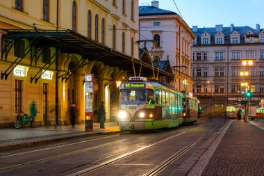 PRAG, ÇEK CUMHURİYETİ - 24 Şubat 2022. Tram Pragolmex T3R.PLF (Tatra) # 8544 Prag sokaklarında yolcularla birlikte.