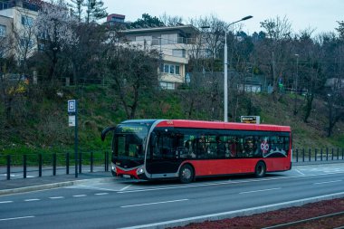 BRATISLAVA, SLOVAKIA 17 Mart 2022. Elektrik otobüsü SOR NS 12 Elektrik # 3006 Bratislava sokaklarında yolcularla birlikte.