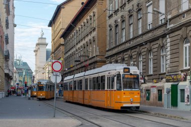BUDAPEST, HUNGARY - 14 Nisan 2022. Trams Ganz KCSV7 # 1356, 1330 ve 1346 Budapeşte sokaklarında yolcularla birlikte.