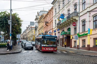 CHERNIVTSI, UKRAINE - 19 Ekim 2022. Trolleybus LAZ E183 # 345 Chernivtsi sokaklarında yolcularla birlikte.