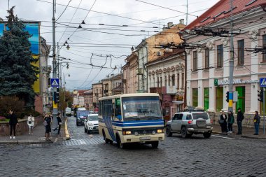 CHERNIVTSI, UKRAINE - 19 Ekim 2022. BaZ-A079 otobüsü Chernivtsi sokaklarında yolcularla yolculuk ediyor..