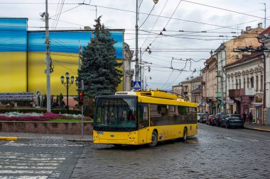 CHERNIVTSI, UKRAINE - 19 Ekim 2022. Trolleybus Dnipro T203 (MAZ) # 383 Chernivtsi sokaklarında yolcularla birlikte.
