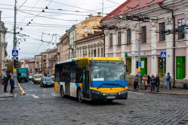 CHERNIVTSI, UKRAINE - 19 Ekim 2022. Otobüs Castrosua Magnus (MAN) Chernivtsi sokaklarında yolcularla yolculuk ediyor..