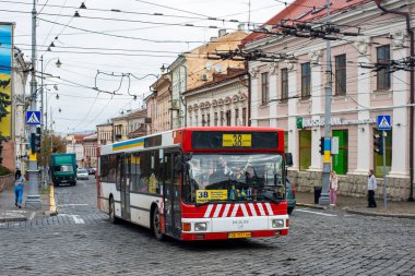 CHERNIVTSI, UKRAINE - 19 Ekim 2022. A10 numaralı otobüs Chernivtsi sokaklarında yolcularla yolculuk ediyor..