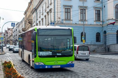 CHERNIVTSI, UKRAINE - 19 Ekim 2022. Mercedes-Benz O530 otobüsü Chernivtsi sokaklarında yolcularla yolculuk ediyor..