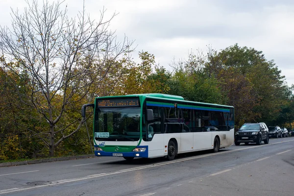 Chernivtsi Ukraine October 2022 Mercedes Benz O530型客车 乘客乘坐在Chernivtsi大街上 — 图库照片